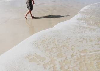 Caminar por la playa en verano: los expertos aconsejan precaución