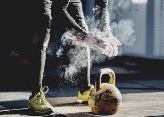 5 ejercicios para hacer con las pesas rusas: de novatos a expertos
