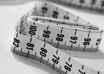 ¿Cuánto peso se puede perder reduciendo 300 calorías diarias en la dieta durante dos años?