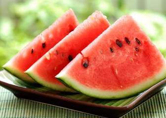La razón por la que no deberías comprar sandías y melones cortados
