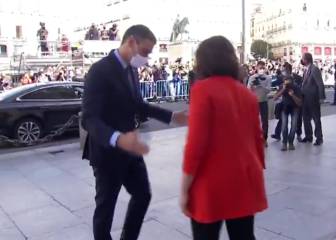 El saludo viral de Sánchez a Ayuso que es el que recomienda usar la OMS