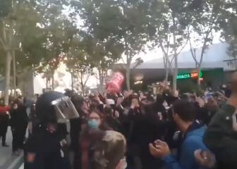 La Policía carga en Vallecas contra unos manifestantes en la Asamblea de Madrid