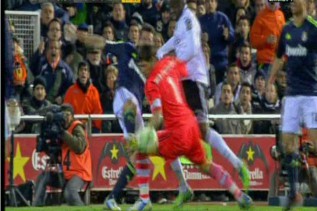 Casillas substituted after injuring his hand Casillas substituted after injuring his hand