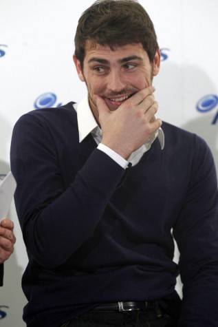 Iker Casillas: "The hand is getting better every day" Iker Casillas: "The hand is getting better every day"