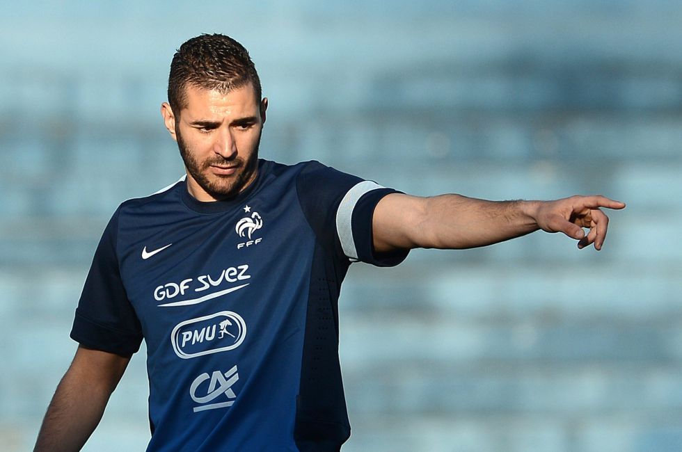 Benzema undergoes minor knee surgery in France