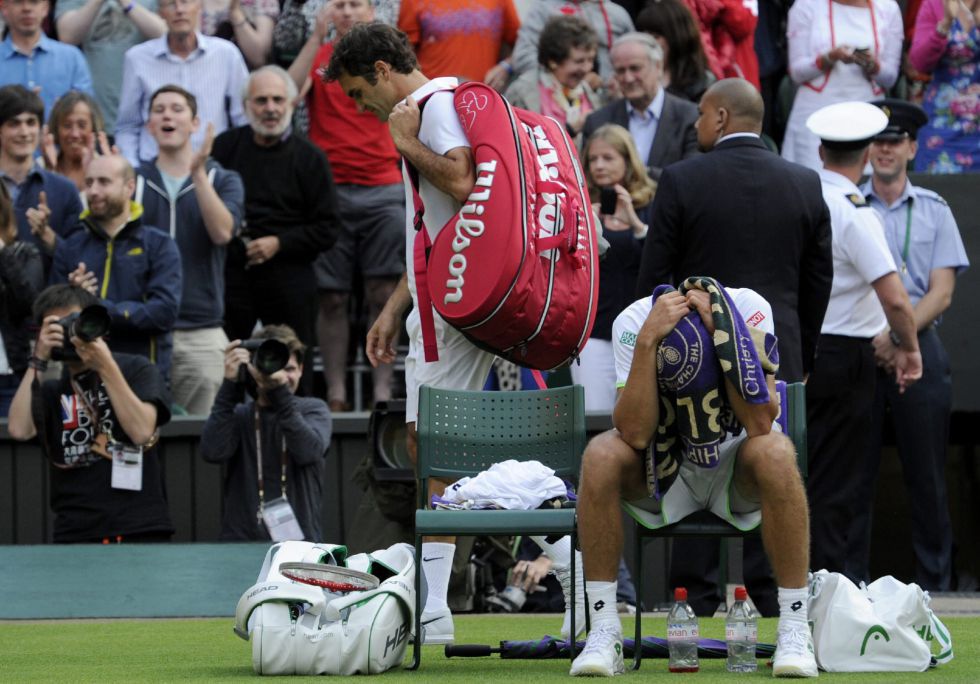 Champion Federer falls to world number 116 Stakhovsky