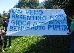 Napoli fans welcome imminent arrival of Higuaín with banner Napoli fans welcome imminent arrival of Higuaín with banner