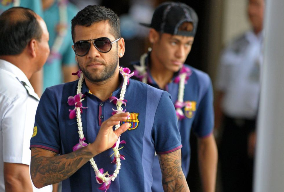 Alves: “Barça should have handed Abidal a new deal”