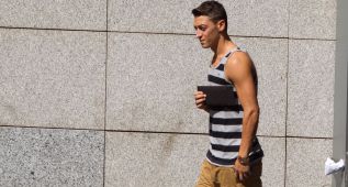 Özil travels to Granada with potential United move in mind