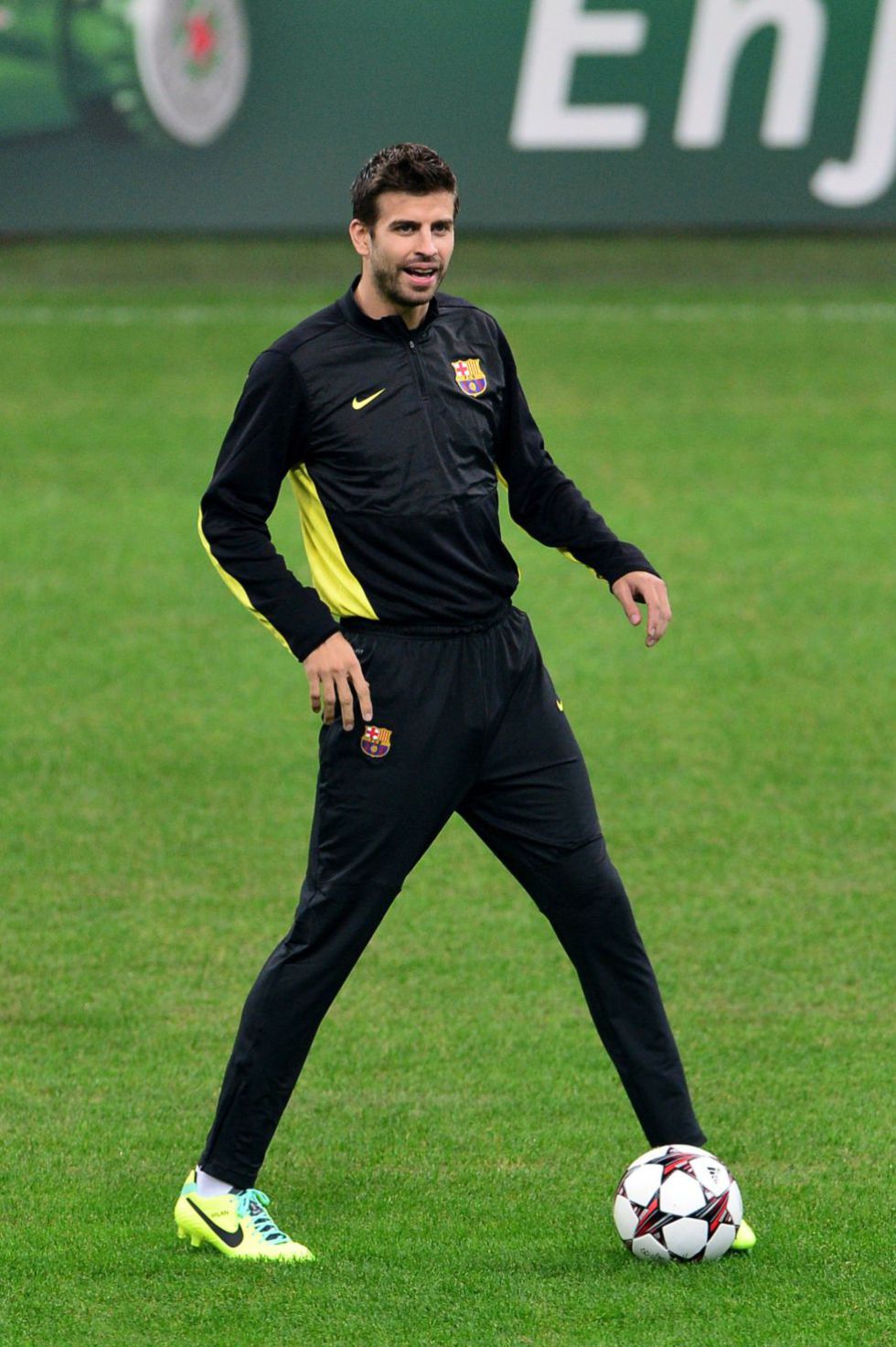 Piqué trains normally and is included in the squad to face Madrid