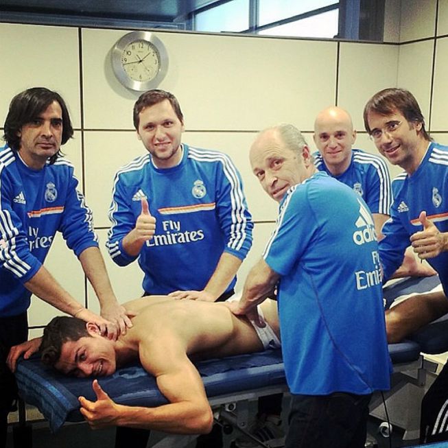 Cris Ronaldo khoe ảnh massage khỏa thân