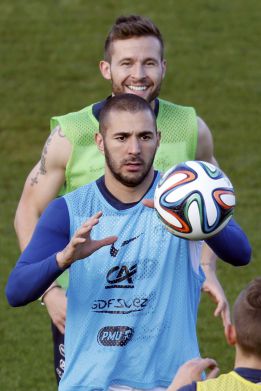 Benzema extension talks stall on pay rise demands Benzema extension talks stall on pay rise demands