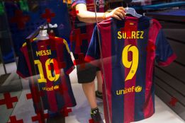 Barcelona suspend Suárez presentation indefinitely Barcelona suspend Suárez presentation indefinitely