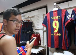 Television companies to decide if Suárez plays first Clásico Television companies to decide if Suárez plays first Clásico