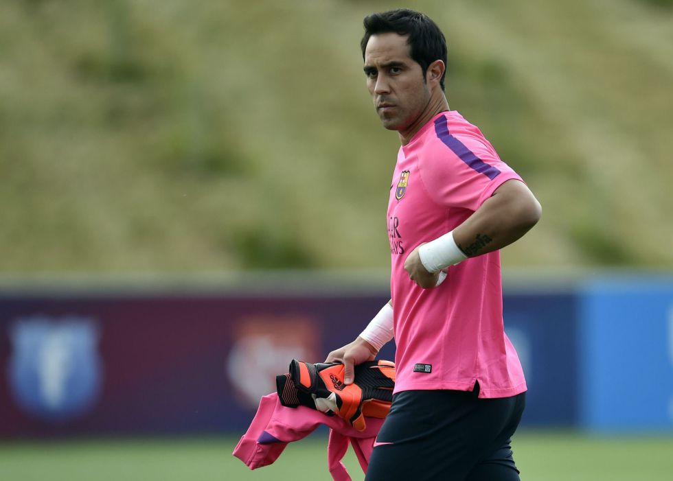 Roberto and Claudio Bravo set a bet for 100 pairs of gloves