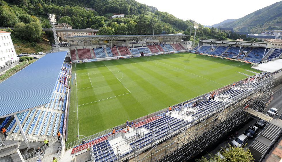 Cristiano inquires about the dimensions of Eibar’s pitch