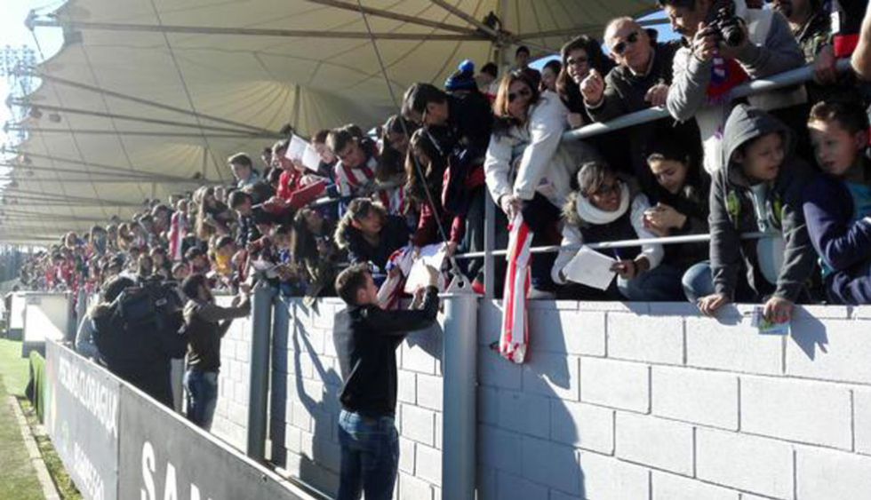 Atlético players stay on to sign autographs after the session