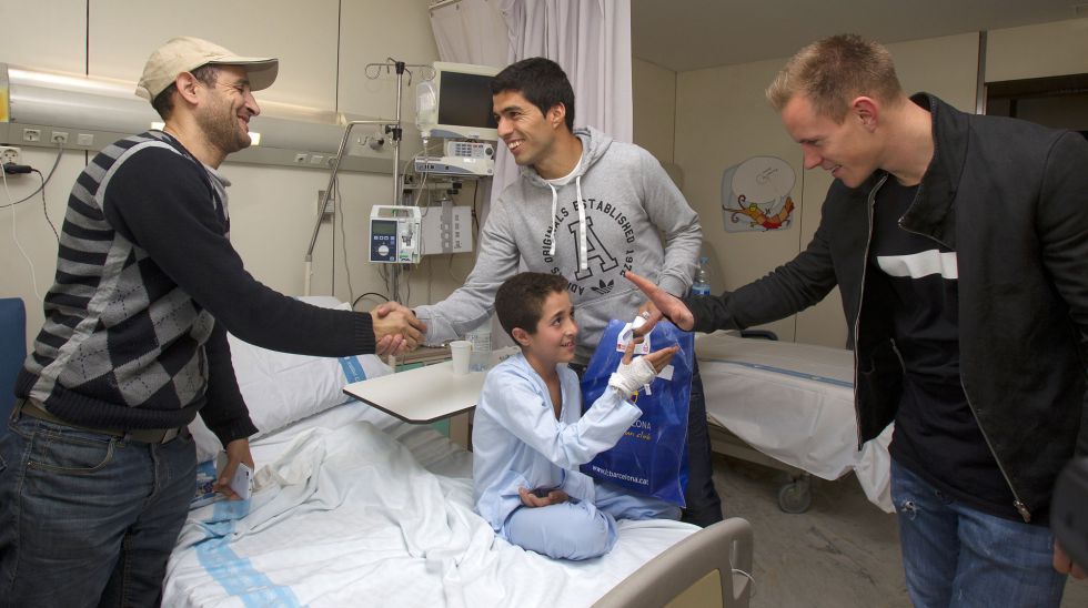 Barça pay a Christmas visit to several Children’s hospitals