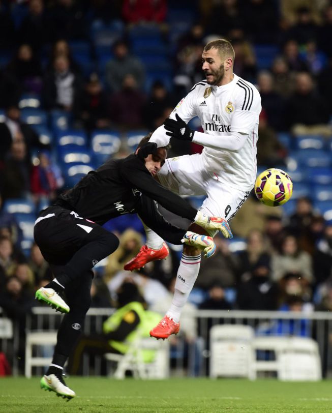 Beto forced off with neck-brace after collision with Benzema