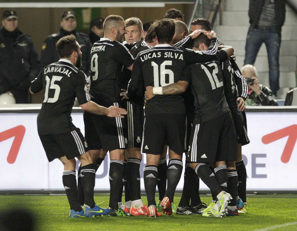 Isco and Benzema shine and accept gift to move four clear