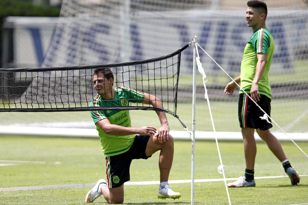 Herrera: "We didn't know who to ask about Chicharito"