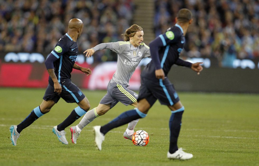 Modric off at half-time after receiving knock