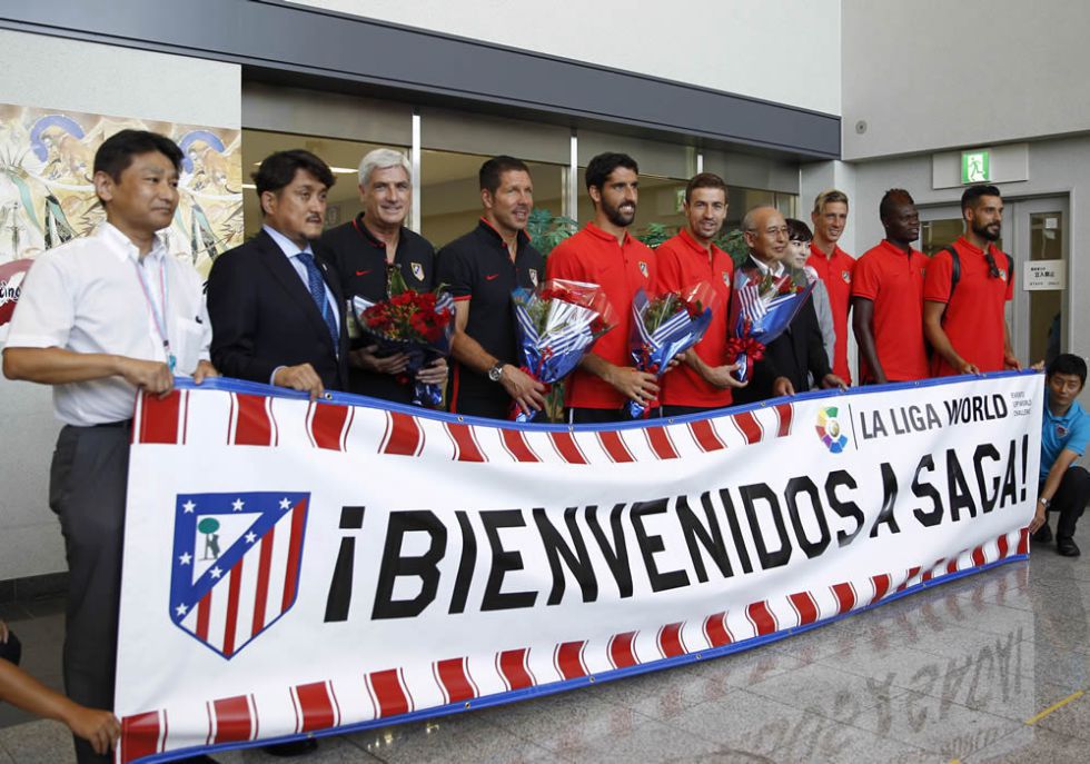 Fans go crazy for Torres on Atlético's arrival in Japan