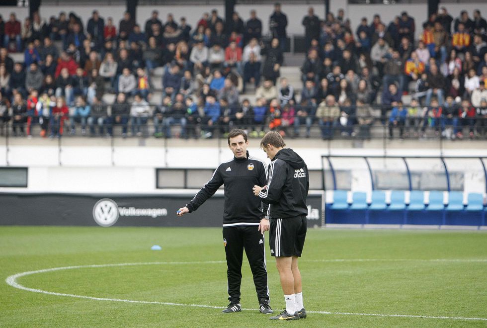 2,000 turn up as Neville opens training ground doors in Paterna