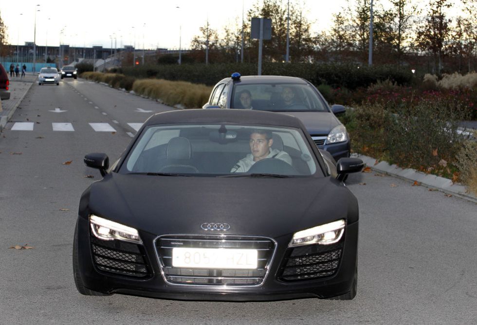 James arrives at Real Madrid City with the police in hot pursuit