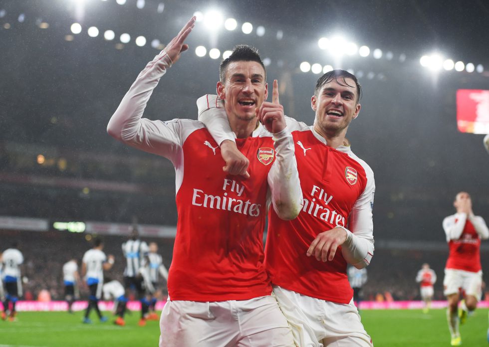 Arsenal go top, Rooney lifts United: Premier Round-up