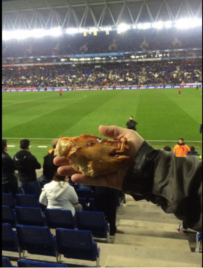 Fan brings pigs head to RCDE Stadium to throw at Pique