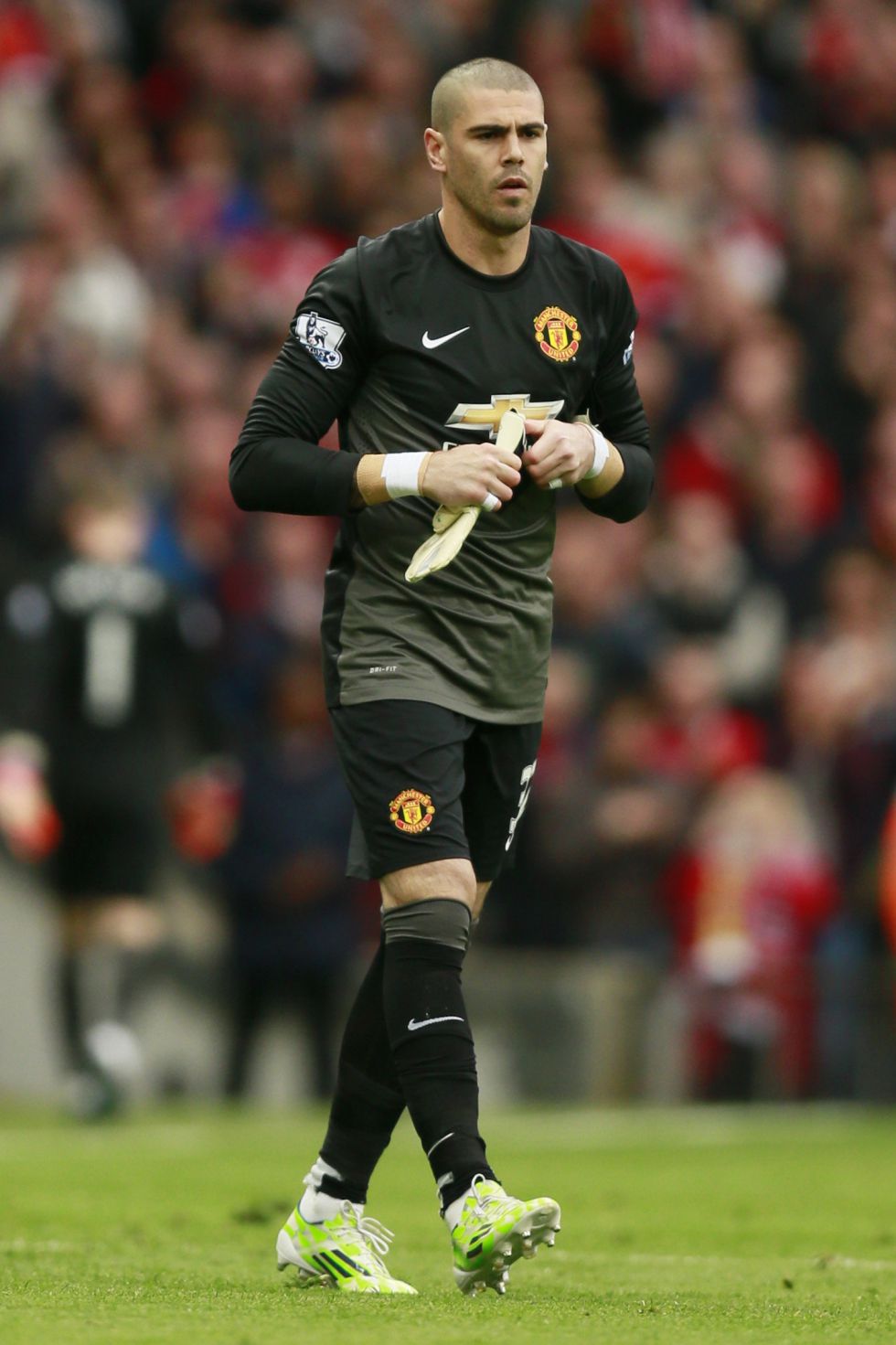 Man Utd and Standard Liege reach Valdes loan agreement