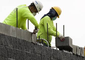 EE UU crea 2,5 millones de empleos y el paro baja al 13,3%