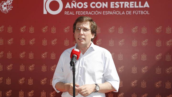 Almeida: "Me he bañado en Cibeles; un pecado de juventud"