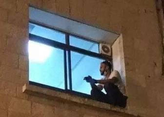 Un joven palestino trepa por la fachada de un hospital para despedirse de su madre