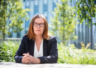 La mujer al frente de la vacuna de Oxford prueba su efectividad con sus trillizos