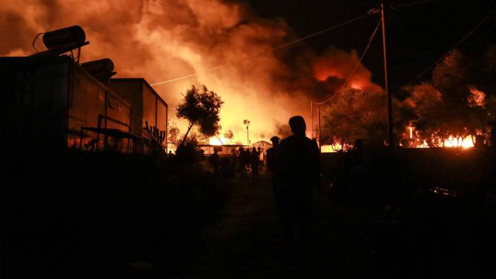 Arde en Grecia el mayor campo de refugiados de Europa