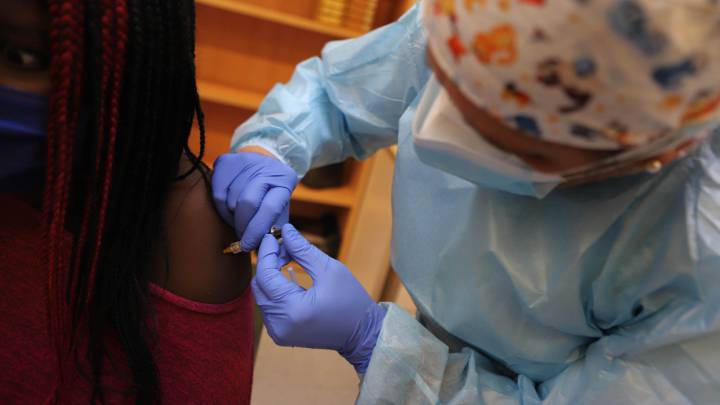 Pfizer desata la polémica al probar su vacuna en menores a partir de los 12 años