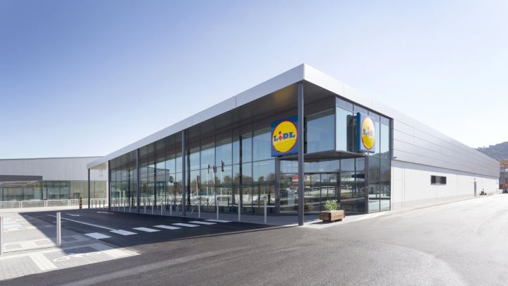 Este sábado, Lidl pone a la venta en sus tiendas físicas un producto que ha levantado gran expectación: la versión mini de su famoso robot de cocina. Costará 29,99 euros y está destinado a niños a partir de tres años. El electrodoméstico tiene pantalla a color, un botón giratorio y símbolos fáciles de entender. Asimismo, se incluye un libro de cocina integrado y cinco recetas de sencilla preparación. Entre las funciones incorporadas, se puede configurar el tiempo y la temperatura, giro a derecha e izquierda y mecanismo de amasado. También tiene algunos componentes extra: un bowl mezclador con tapa y apertura de llenado, vaporera con tapa, cuchilla de plástico, accesorio para batir, espátula y vaso medidor. El establecimiento asegura que se trata de "un regalo perfecto para esta Navidad que estimulará de forma lúdica la fantasía y la creatividad de los niños". También para adultos La compañía de supermercados también lanzará la versión normal del aparato. Denominado como Monsieur Cuisine Connect, valdrá 359 euros y suele agotarse a los pocos minutos. La decisión ha causado sorpresa, porque Lidl está inmerso en un juicio por este producto contra el grupo Vorwerk, creador de Thermomix, ya que considera que se han vulnerado sus derechos al plagiar un invento suyo y solicita por ello una indemnización. La versión adulta se entrega con un vaso con capacidad para 3,1 litros y una báscula integrada para pesar los ingredientes. Entre las 10 funcionalidades con las que cuenta el aparato se encuentran cocer, cocinar al vapor, batir, amasar, emulsionar, picar, sofreír y triturar.