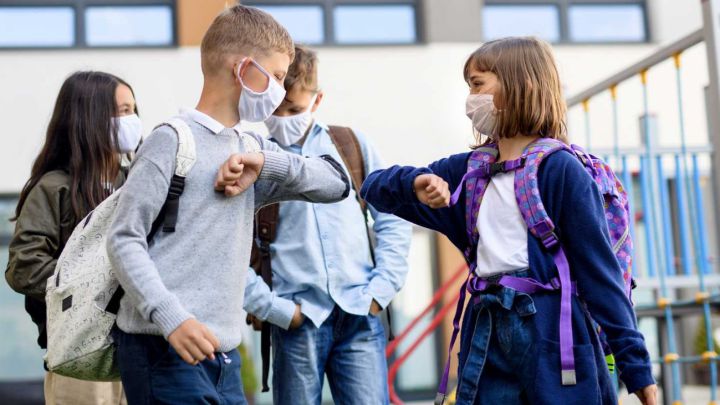 Una medida en la lucha contra la COVID-19, el mejor remedio contra los piojos en niños