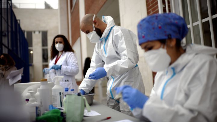 Los principales síntomas de la cepa británica de coronavirus
