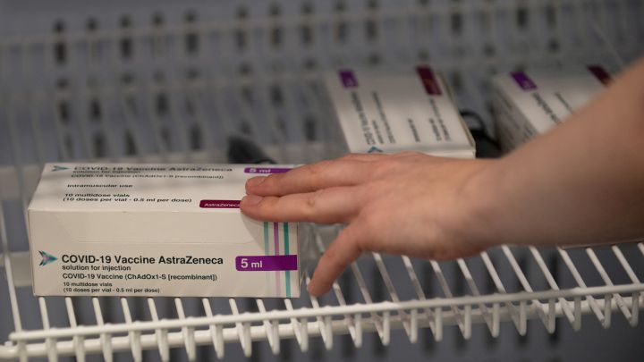 La vacuna de AstraZeneca protege el virus y ralentiza la propagación