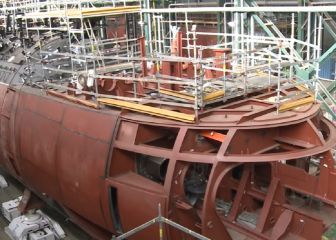El submarino español Isaac Peral, a punto de salir al agua
