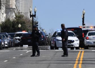 Un vehículo arrolla a dos policías en el Capitolio de EE UU