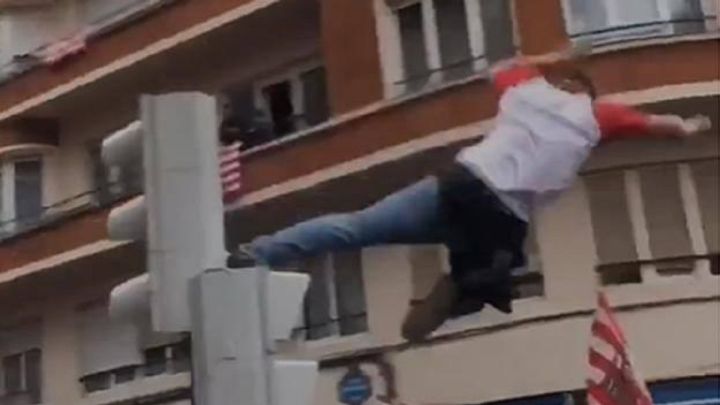 Ingresado con perforación de pulmón el joven que se lanzó desde un semáforo en Bilbao