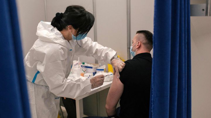Coronavirus en España en directo: vacunas de Moderna y AstraZeneca | Estado de alarma y restricciones
