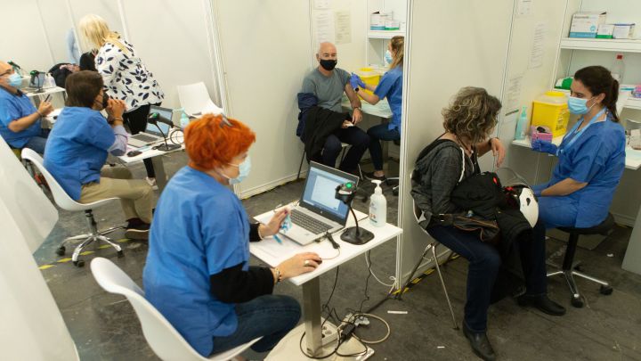 Coronavirus en España en directo: fin del estado de alarma, vacunas Janssen y restricciones en Madrid | Última hora