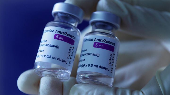 El cabreo del doctor Carballo por la segunda dosis de AstraZeneca: "Ya han decidido que van a poner Pfizer"