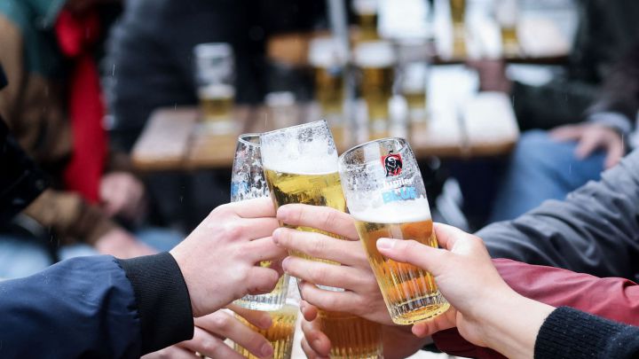 Vacuna de la COVID: ¿se puede tomar alcohol o medicamentos con la dosis inyectada?