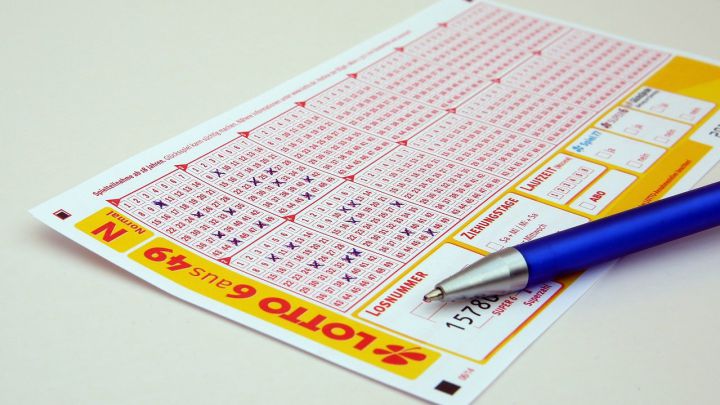 Tiene un boleto de lotería premiado con 26 millones de dólares y lo destroza en la lavadora